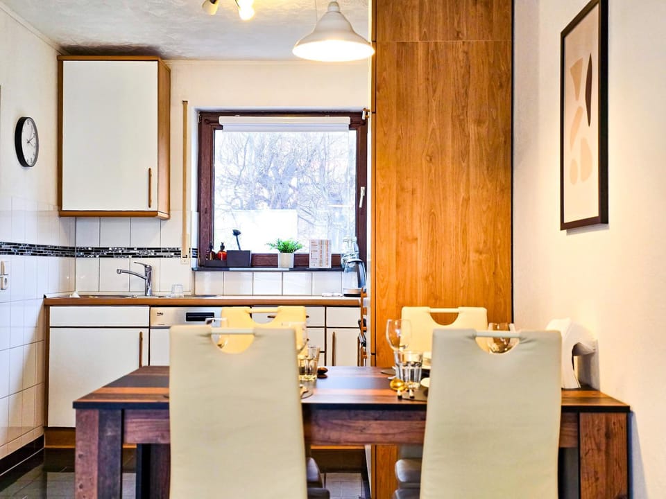 Kitchen or kitchenette, Dining area