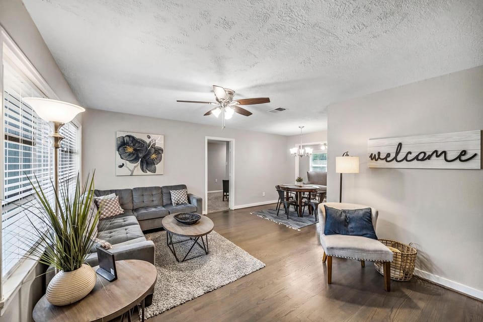 3 Bedroom Home The Neighborhood Spot desks in 2 rooms high speed Internet wifi Kick Back & Relax close to Houston Hobby Airport 5 star superhost House in Pasadena