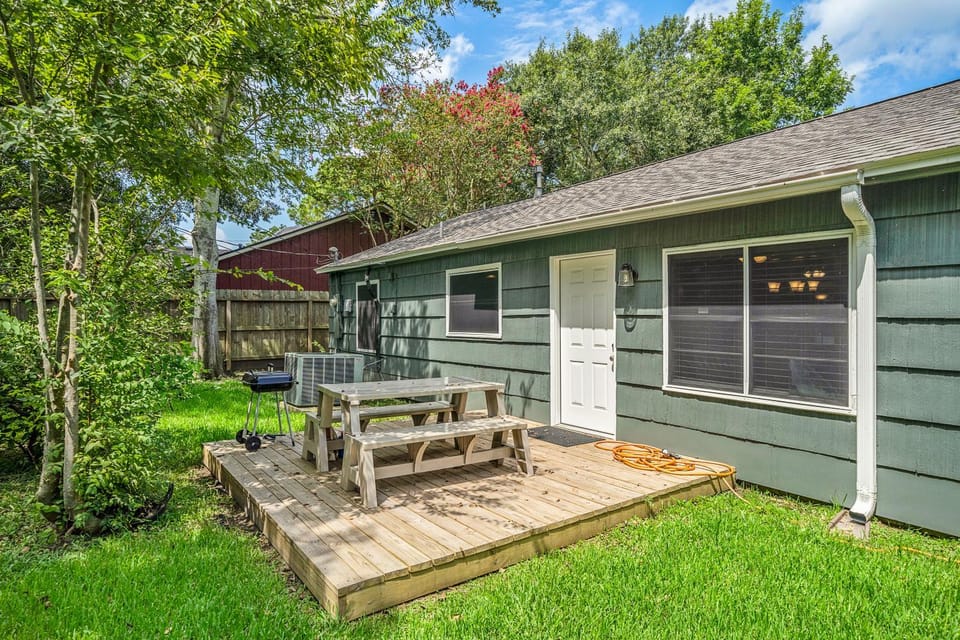3 Bedroom Home The Neighborhood Spot desks in 2 rooms high speed Internet wifi Kick Back & Relax close to Houston Hobby Airport 5 star superhost House in Pasadena