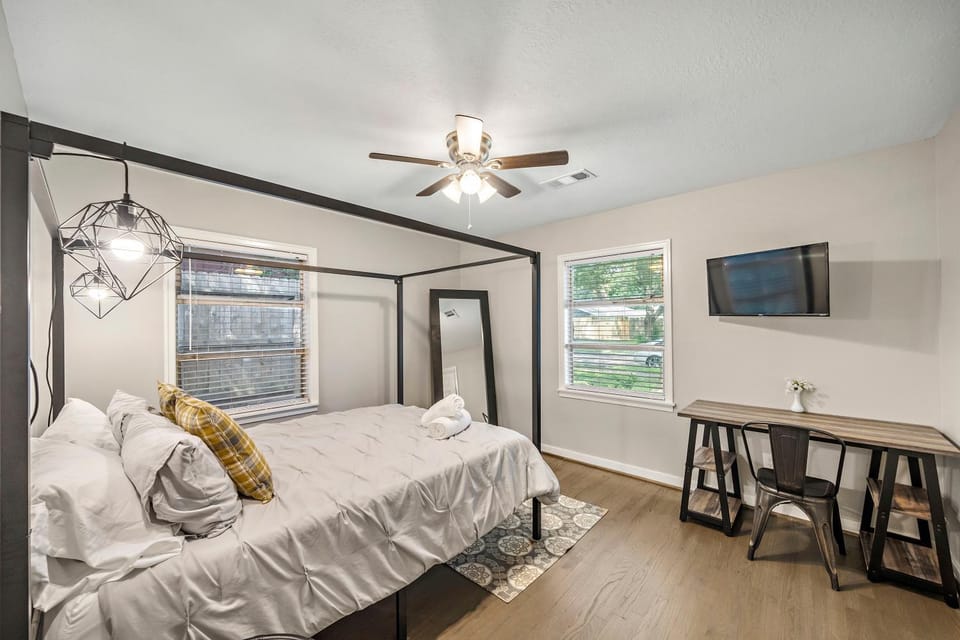 3 Bedroom Home The Neighborhood Spot desks in 2 rooms high speed Internet wifi Kick Back & Relax close to Houston Hobby Airport 5 star superhost House in Pasadena