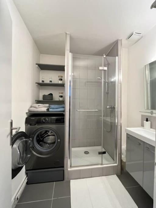Shower, Bathroom, towels, washing machine, dryer
