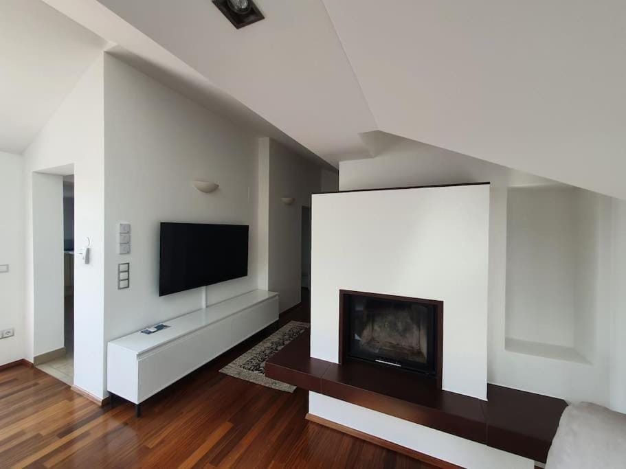 Communal lounge/ TV room, TV and multimedia, Living room, Seating area, Evening entertainment, flat iron