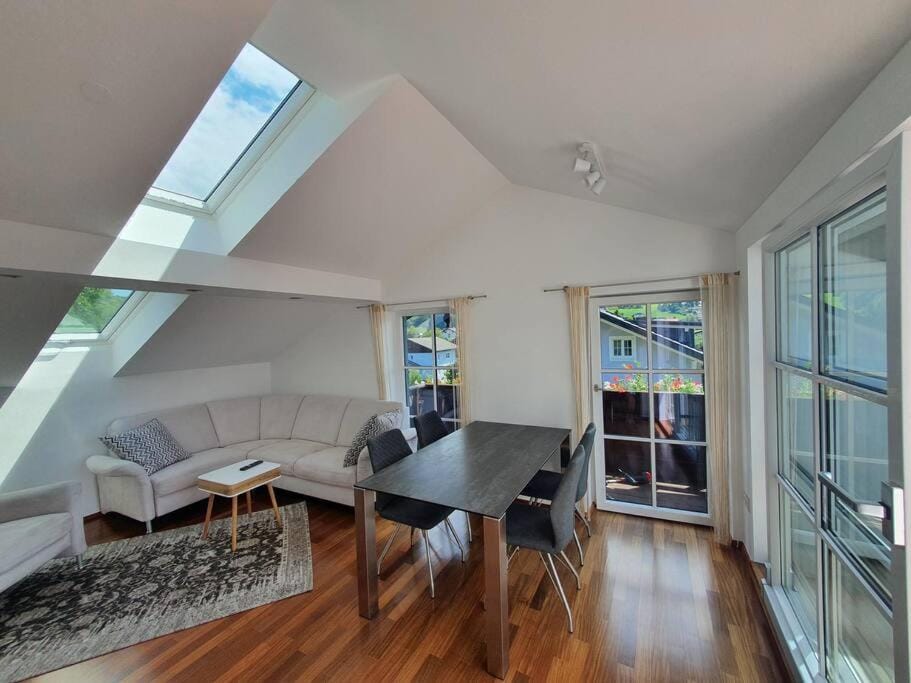 TV and multimedia, Living room, Seating area, Dining area