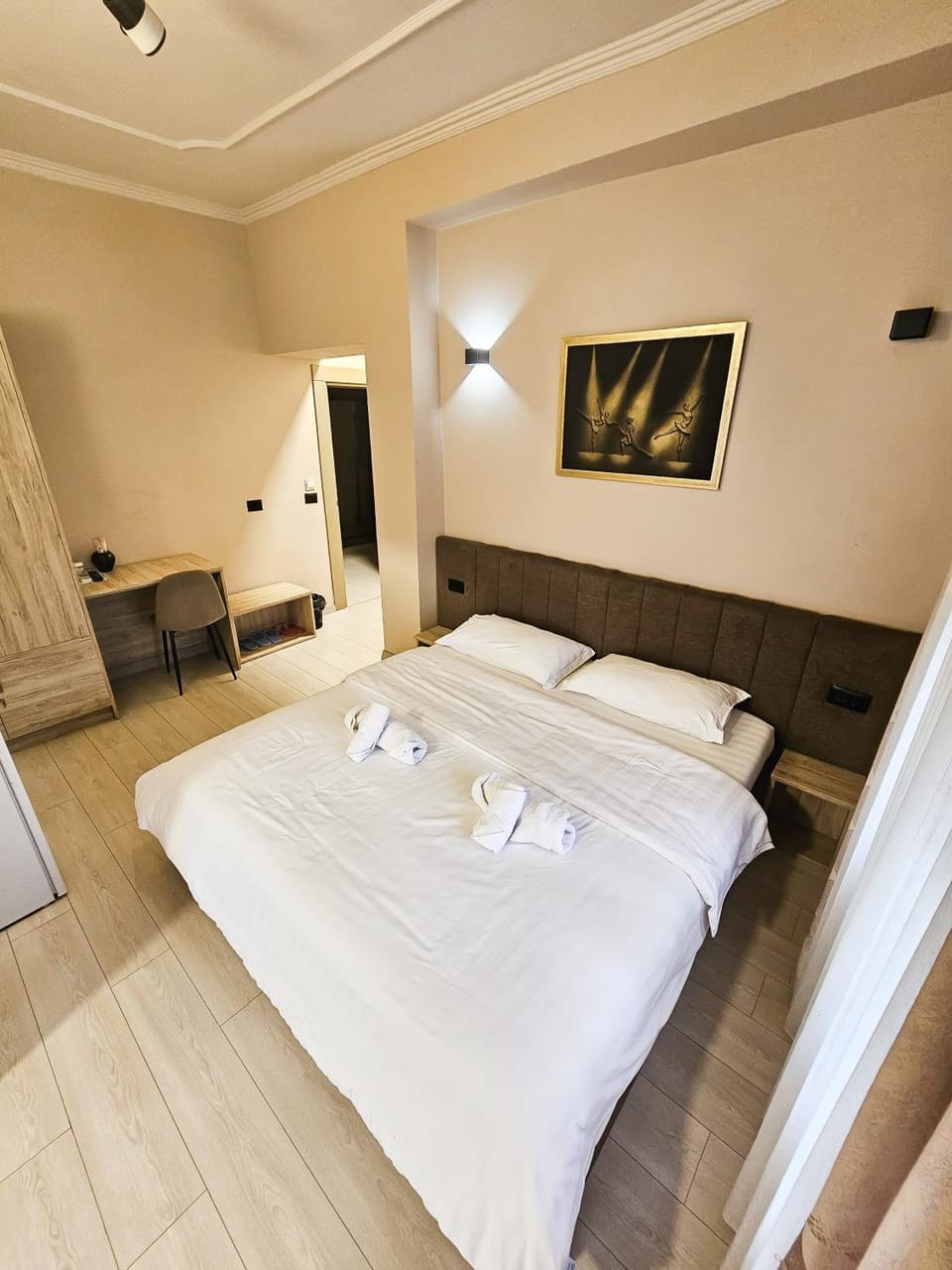 Bed, Bedroom, towels