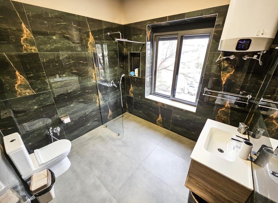 Shower, Toilet, Bathroom, Bath, towels