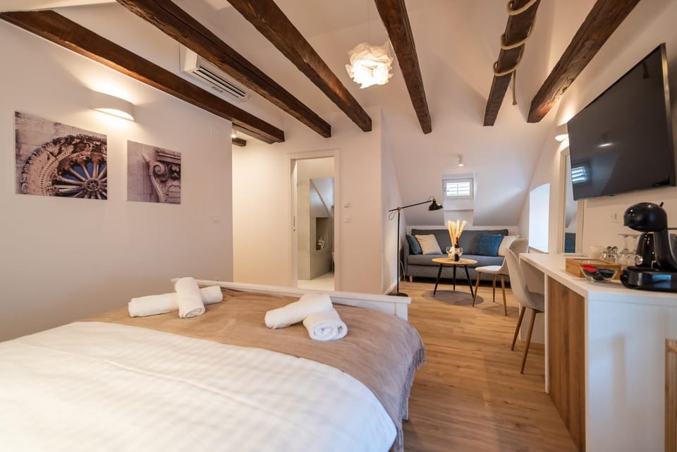Bed, TV and multimedia, Living room, Photo of the whole room, Seating area, hair dresser