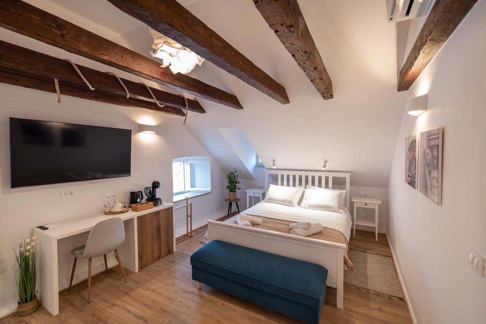 Bed, TV and multimedia, Bedroom