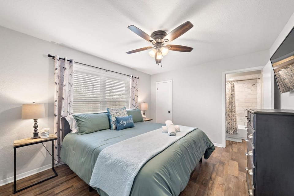 By Sylvan Beach PARK with work space high speed wifi 5 Superhost House in La Porte