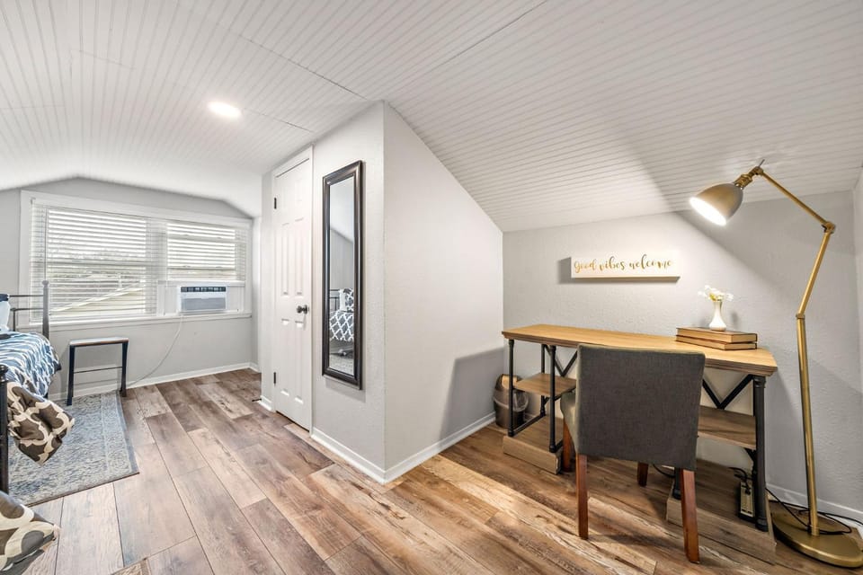 By Sylvan Beach PARK with work space high speed wifi 5 Superhost House in La Porte