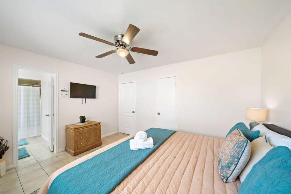 Covered Back Patio Covered Parking Game Room WIFI Smart TV's every room Washer & Dryer House in Pasadena