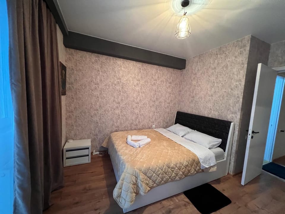 Bed, Bedroom, towels