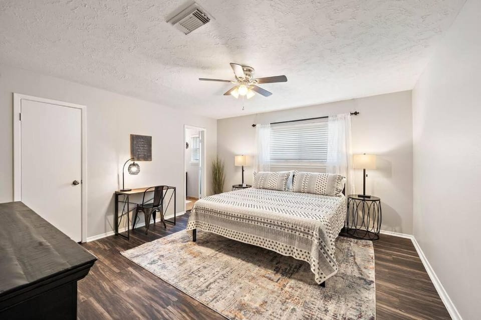 Large South Houston gem with covered patio seating House in Pearland