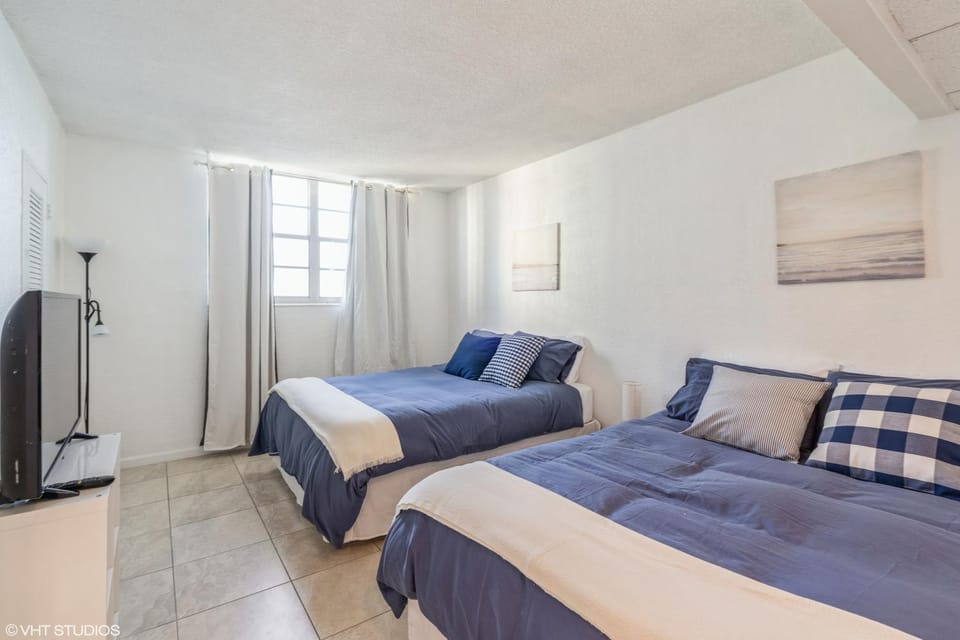 Bed, TV and multimedia, Bedroom