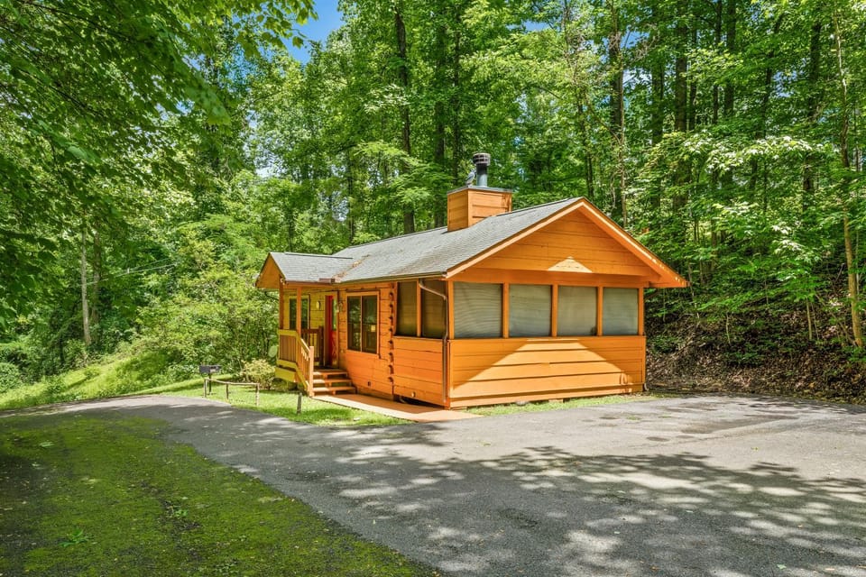 Fox Den, Romantic Cabin, Hot Tub, WiFi, Fireplace Cabin in Pittman Center