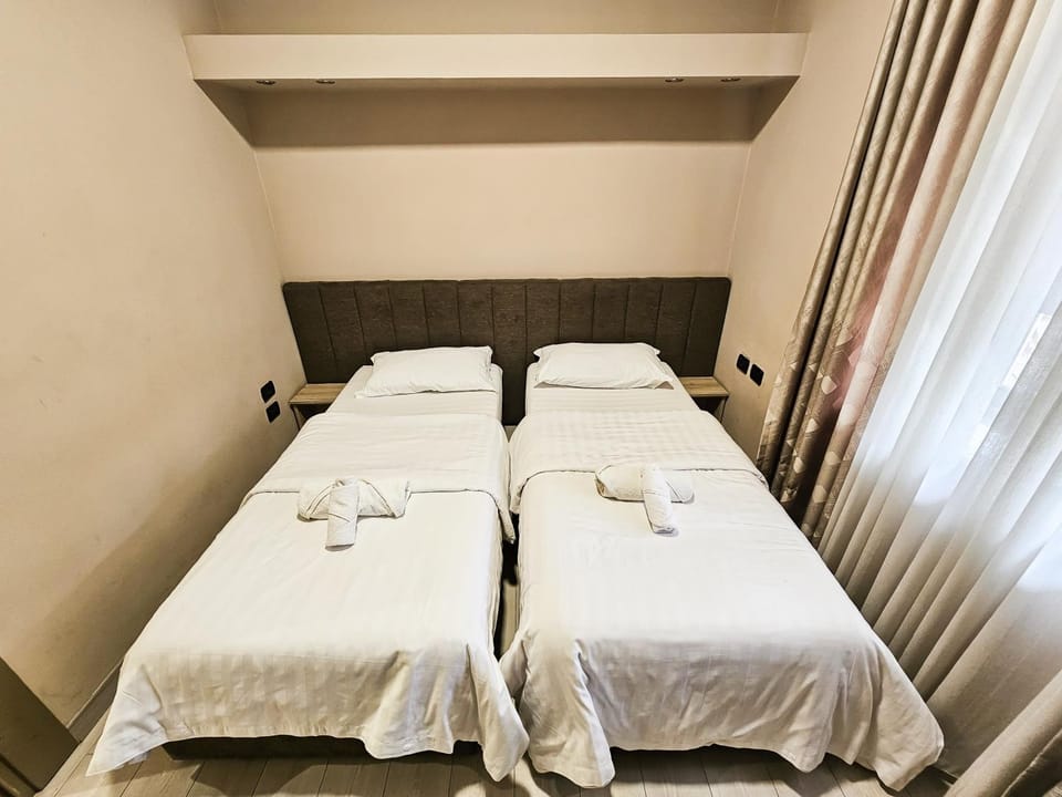 Bed, Bedroom, towels