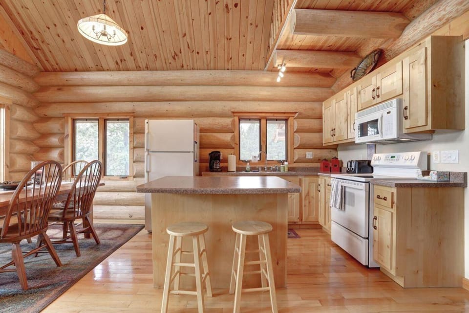Dakota Log Cabin Cabin in North Lawrence