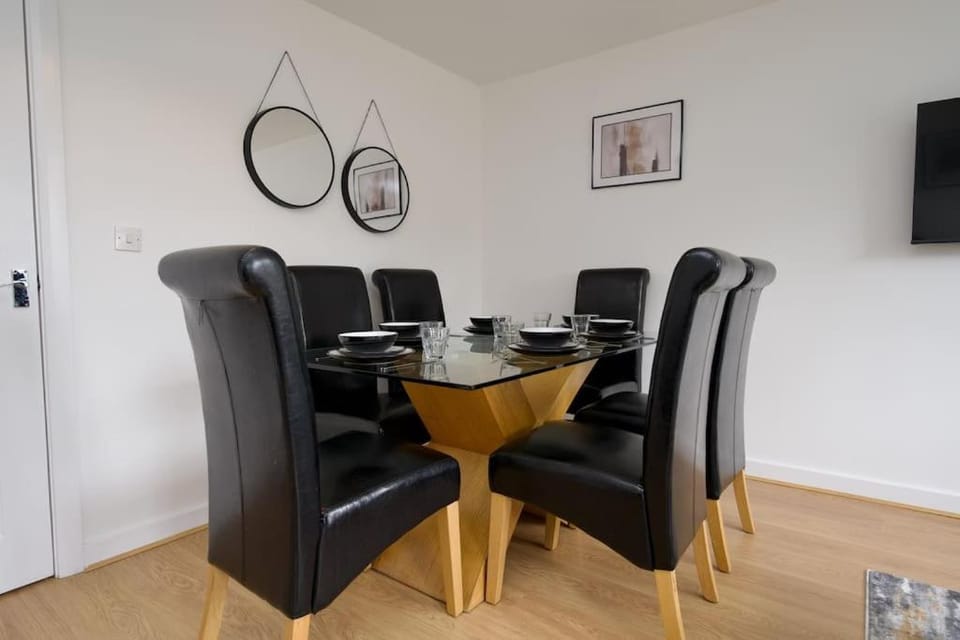 TV and multimedia, Living room, Seating area, Dining area