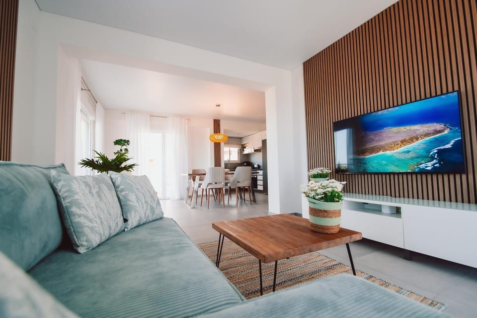 TV and multimedia, Living room, Seating area, Evening entertainment