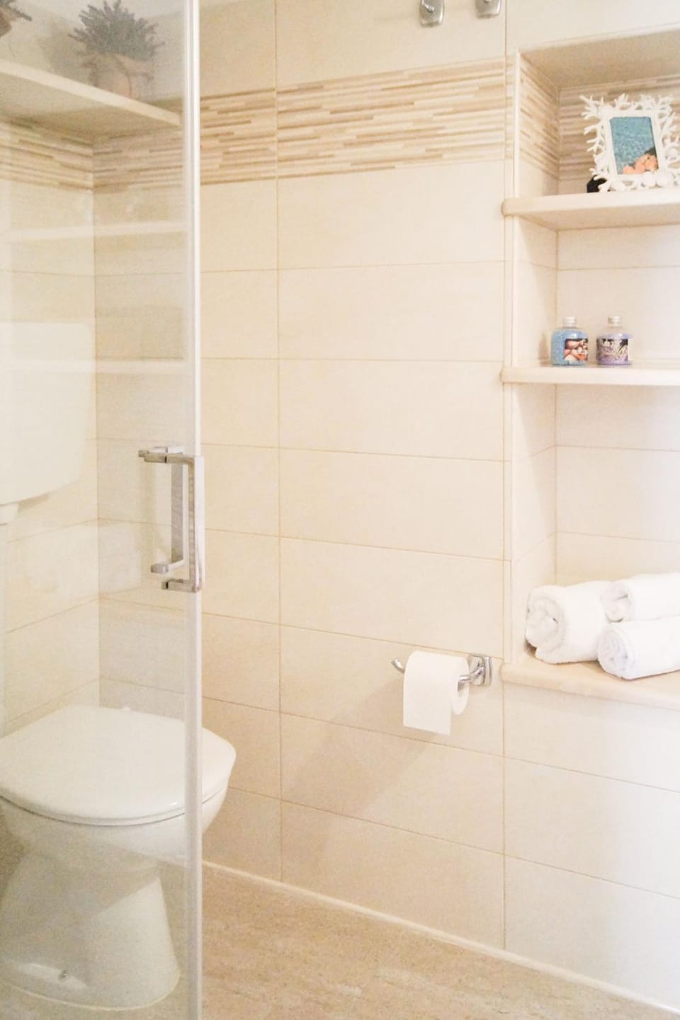 Shower, Toilet, Bathroom, towels