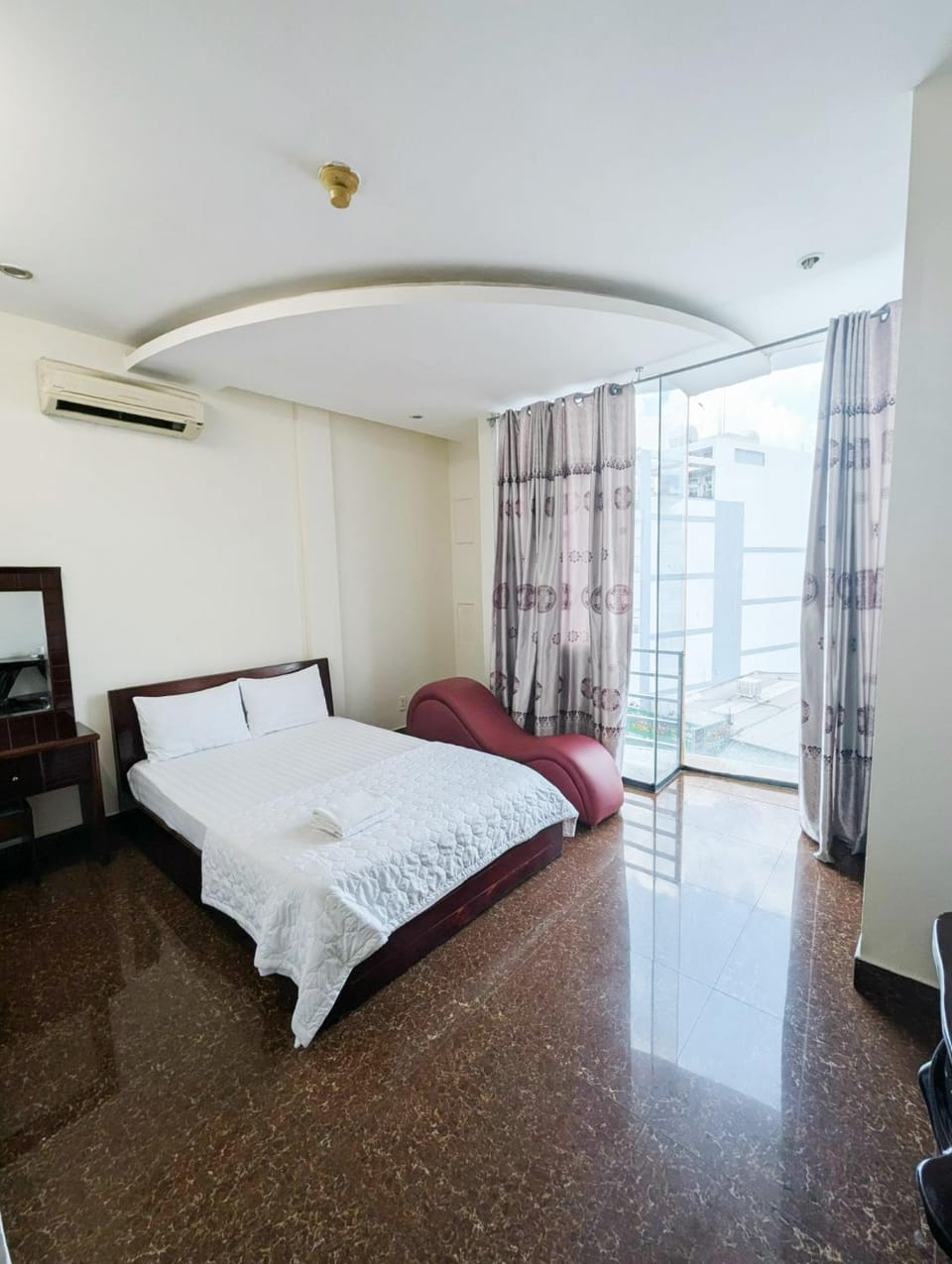 Bed, Living room, Photo of the whole room, Seating area, Bedroom, towels, air conditioner