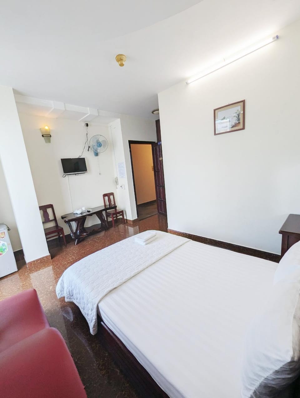 Communal lounge/ TV room, Bed, TV and multimedia, Living room, Photo of the whole room, Seating area, Bedroom