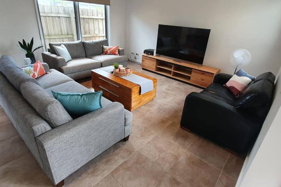 TV and multimedia, Living room, Evening entertainment