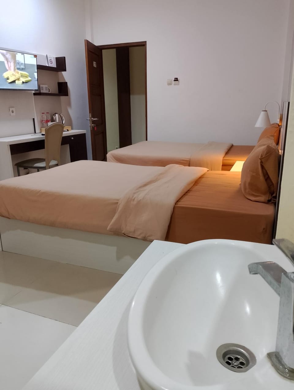 Bed, TV and multimedia, Bedroom