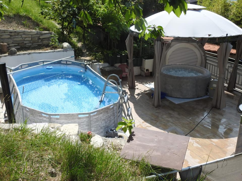 Location, children, Family