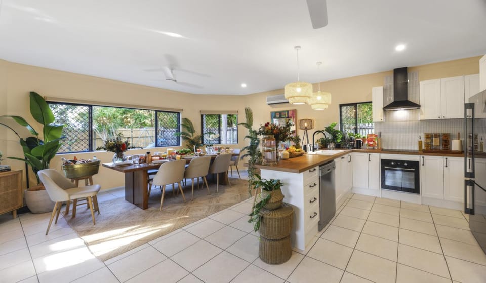 Spacious Family Fun with SUV Hire, Games, Full Kitchen House in Cairns