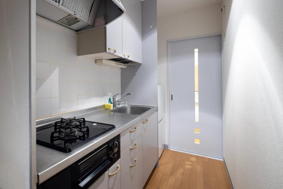 Kitchen or kitchenette, minibar, stove