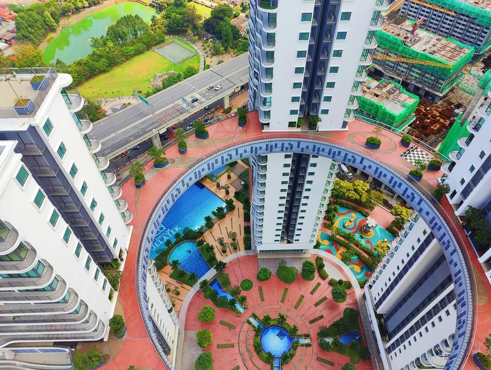 Property building, Day, Neighbourhood, Natural landscape, Bird's eye view, City view, Pool view, Street view, Swimming pool, Location
