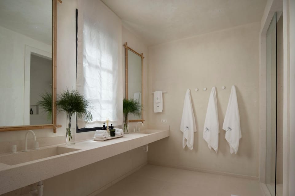 Bathroom, towels