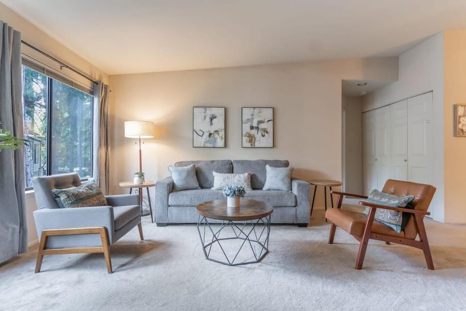 Tranquil Apt 2 King Suites Pet Friendly near DT Bellevue Apartment in Bellevue