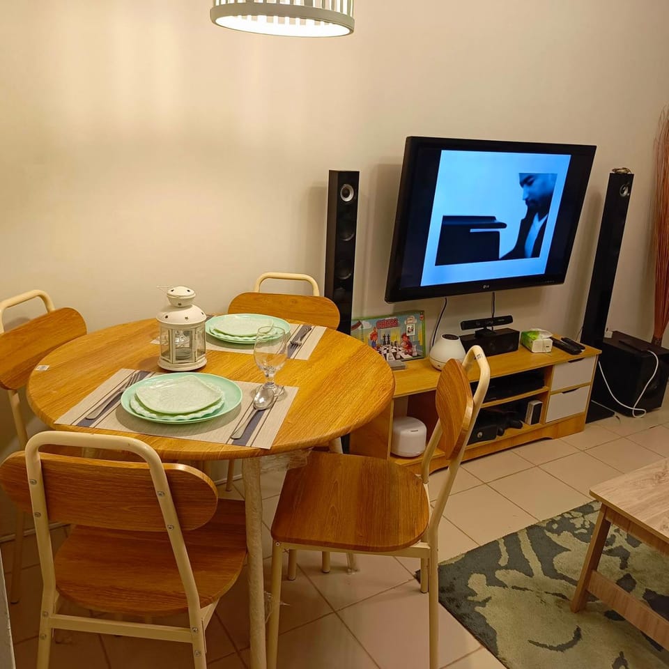 Communal lounge/ TV room, TV and multimedia, Living room, Seating area, Dining area, Evening entertainment