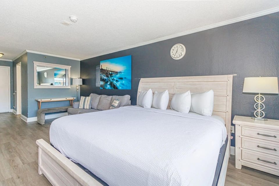 Beautifully Updated Queen Suite-Partial Ocean Views! Sea Mist 50601 House in Myrtle Beach