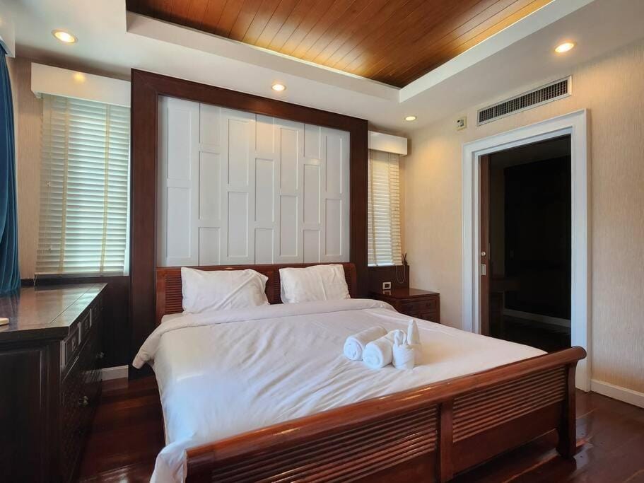 D34长住优惠房-芭提雅市中心高端4间卧室泳池别墅 Villa in Pattaya City
