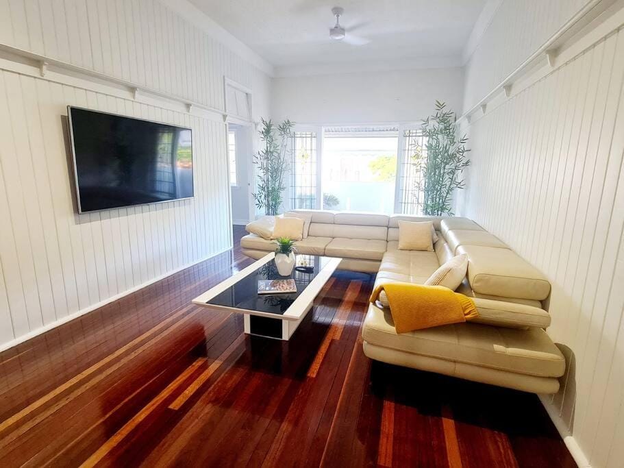 Communal lounge/ TV room, TV and multimedia, Living room, Seating area, Evening entertainment