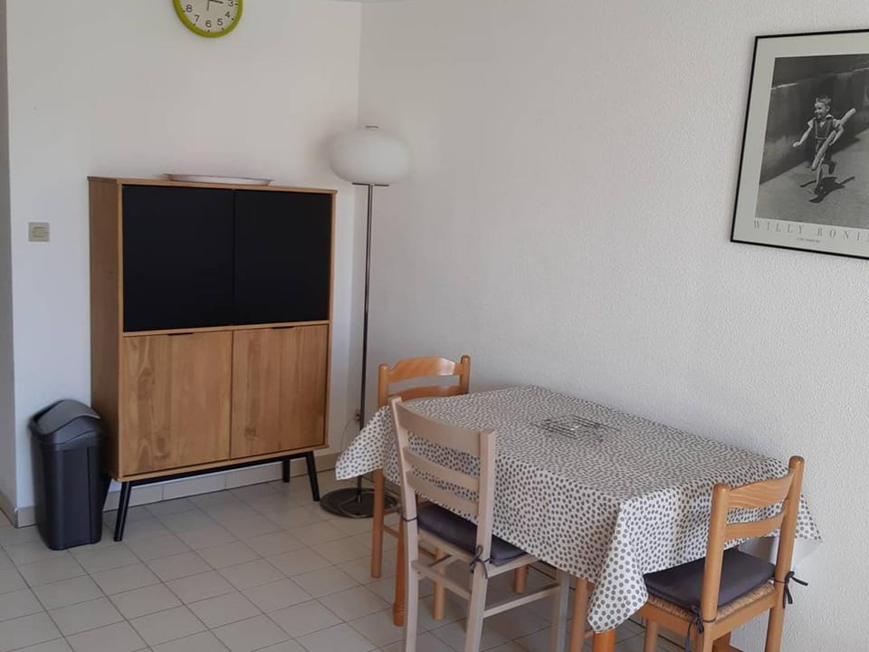 Appartement F2 avec loggia fermée et cuisine équipée, proche des thermes de Balaruc-les-Bains - FR-1-680-39 Apartment in Balaruc-les-Bains