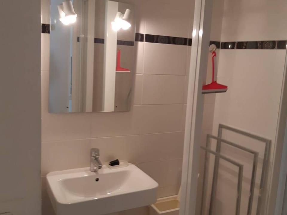 Appartement F2 avec loggia fermée et cuisine équipée, proche des thermes de Balaruc-les-Bains - FR-1-680-39 Apartment in Balaruc-les-Bains