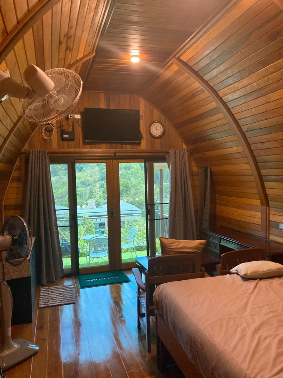 Bed, TV and multimedia, Seating area