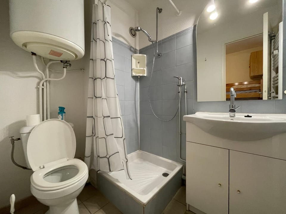 Studio cabine 4 pers, animaux admis, parking privé à Sète - FR-1-338-559 Cabin in Occitanie