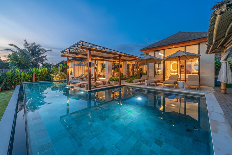 Property building, Patio, Day, Pool view, Swimming pool, Swimming pool, sunbed