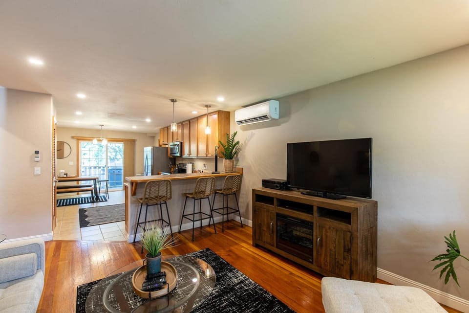 Communal lounge/ TV room, TV and multimedia, Living room, Seating area, Evening entertainment