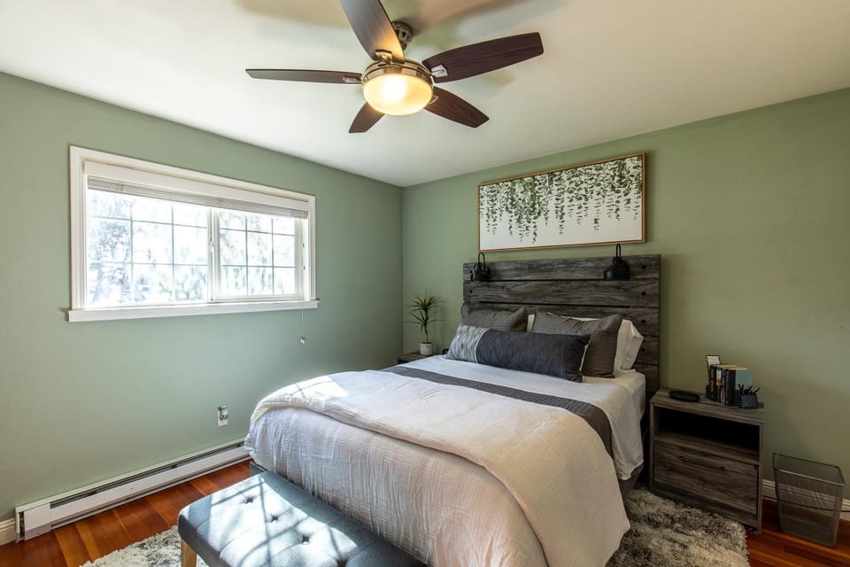 Bed, Photo of the whole room, Bedroom, fireplace