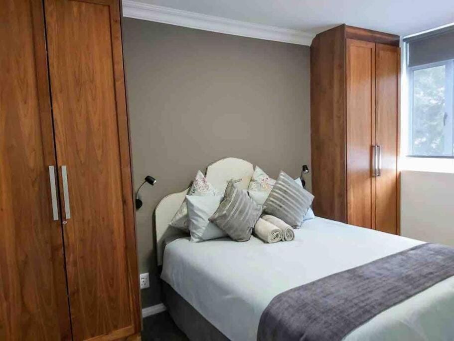 Sea Point 2-Bed Close to Beach and Cafes Apartment in Sea Point