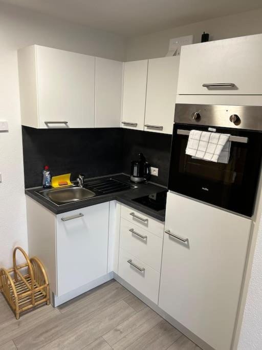 Kitchen or kitchenette, pet friendly, stove, toaster