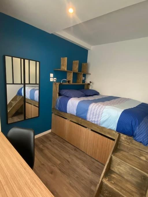 Photo of the whole room, Bedroom