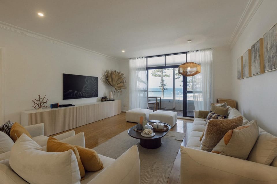 Communal lounge/ TV room, TV and multimedia, Living room, Seating area, Evening entertainment