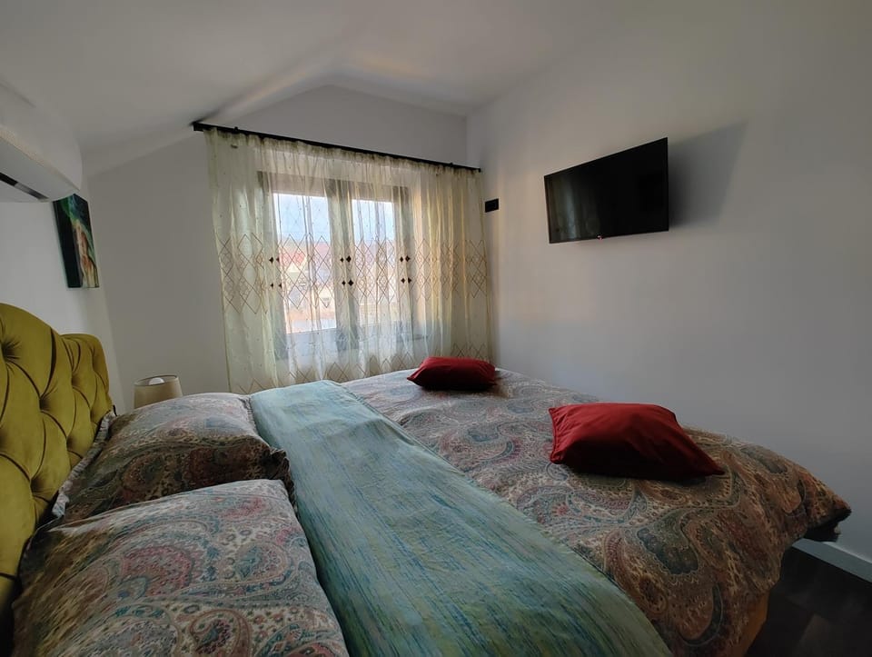 Bed, TV and multimedia, Bedroom, City view