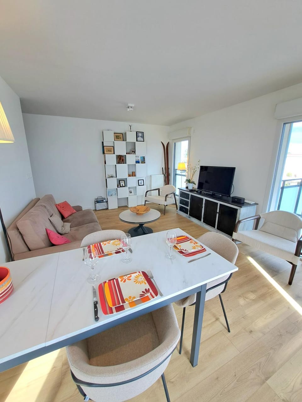 Seating area, Dining area